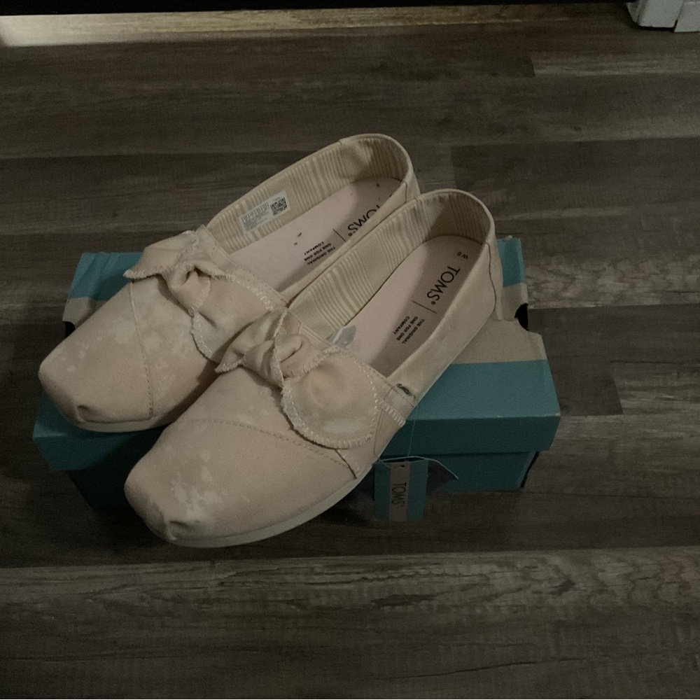 New TOMS shoes size 9